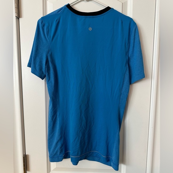 Lululemon Men's Blue T-Shirt, size S - Picture 2 of 5